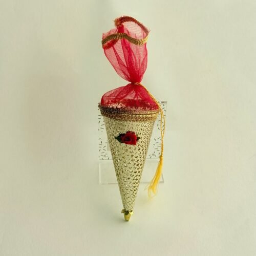 A luxurious event display featuring the elegant Gold Cone by FS filled with rose petals and nuts. The Gold Cone by FS is more than a simple favour; it is a design tool, a token of appreciation, and a testament to the power of understated elegance. It proves that you don’t need complexity to create beauty—just a timeless design executed to perfection. Please Note: As a signature FS classic, all sales for The Gold Cone by FS are final under our no refund, no exchange policy.